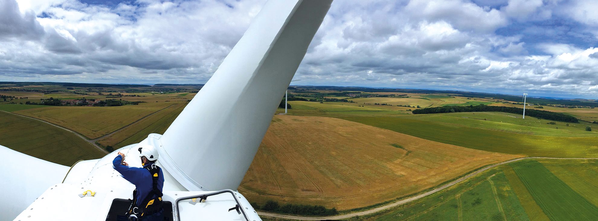 Agent d'UEM Metz sur une nacelle